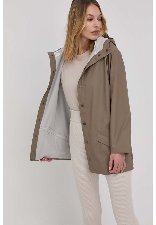Rains kurtka 12010 Jacket kolor beżowy przejściowa. Okazja: na co dzień. Kolor: beżowy. Materiał: materiał. Styl: casual