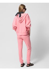 outhorn - Spodnie dresowe joggery damskie Outhorn - różowe. Kolor: różowy. Materiał: dresówka. Wzór: ze splotem, gładki