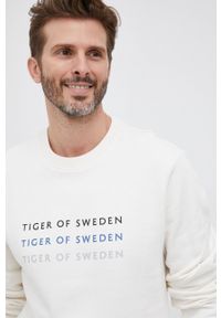 TIGER OF SWEDEN - Tiger Of Sweden Bluza bawełniana męska kolor kremowy z nadrukiem. Okazja: na co dzień. Kolor: beżowy. Materiał: bawełna. Wzór: nadruk. Styl: casual