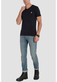 Guess - GUESS Granatowy męski t-shirt z małym logo. Okazja: na co dzień. Typ kołnierza: dekolt w serek. Kolor: niebieski. Materiał: bawełna, elastan. Długość rękawa: krótki rękaw. Długość: krótkie. Styl: elegancki, casual #4