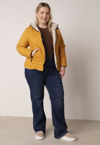 Born2be - Żółta Przejściowa Kurtka Dwustronna z Pikowaniem i Kapturem Azirane. Okazja: na co dzień. Typ kołnierza: kaptur. Kolekcja: plus size. Kolor: żółty. Materiał: jeans. Styl: casual, elegancki #7