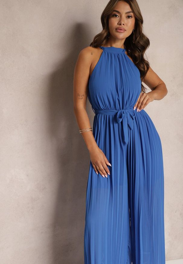 Renee - Niebieski Kombinezon z Dekoltem Typu Halter i Gumką w Talii Zolefia. Kolor: niebieski. Długość: długie. Styl: elegancki