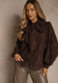 Renee - Brązowa Koszula z Koronki Zdobiona Bufiastymi Rękawami i Kokardą przy Dekolcie Sewene. Typ kołnierza: kokarda. Kolor: brązowy. Materiał: koronka. Wzór: koronka, aplikacja. Styl: rockowy, elegancki #1