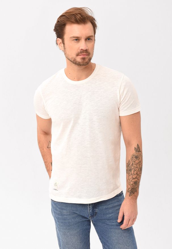 Volcano - Gładki t-shirt T-BLUES. Okazja: na co dzień. Kolor: kremowy. Materiał: bawełna, jeans, materiał. Długość rękawa: krótki rękaw. Długość: krótkie. Wzór: gładki. Styl: sportowy, klasyczny, casual