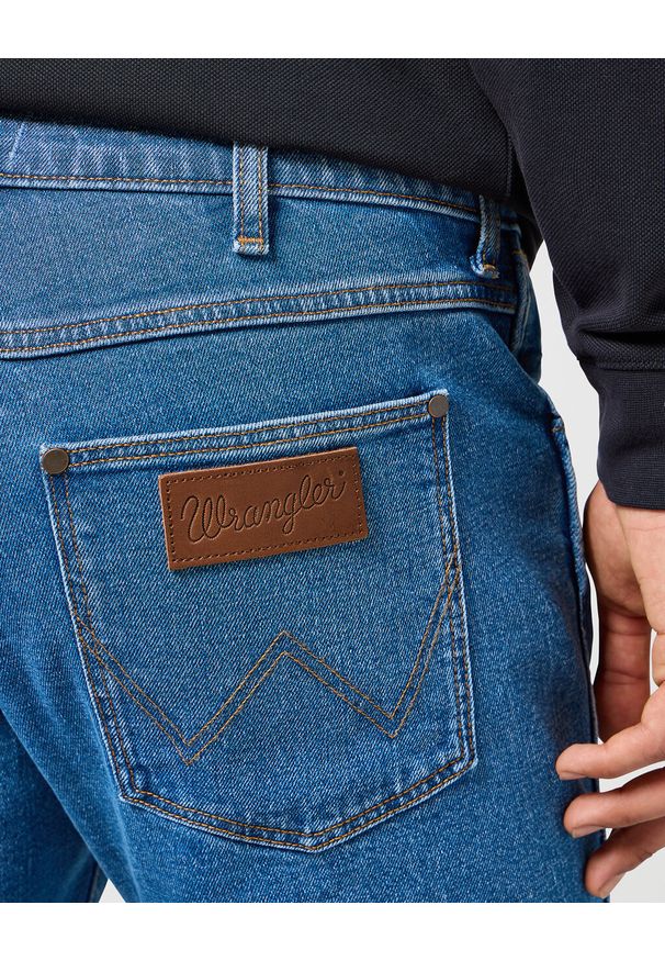 Wrangler - WRANGLER MĘSKIE SPODNIE JEANSOWE GREENSBORO SADDLESTONE 112355021 W15Q017423