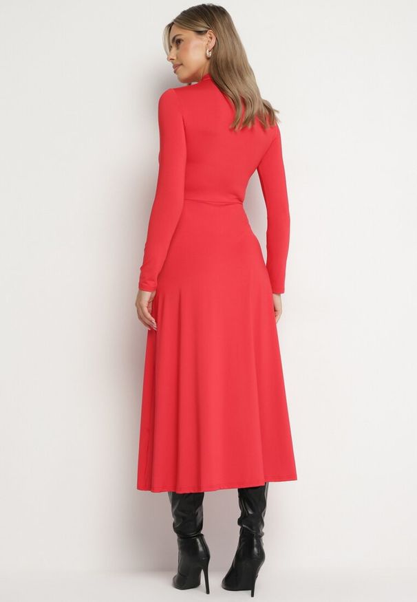 Born2be - Czerwona Sukienka z Półgolfem Taliowana z Rozcięciem na Boku Sailea. Okazja: na co dzień. Kolor: czerwony. Długość rękawa: długi rękaw. Styl: klasyczny, casual, elegancki