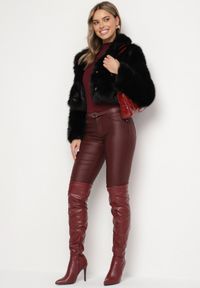 Born2be - Czarna Futerkowa Kurtka o Krótkim Kroju z Eleganckim Kołnierzem Tazamisa. Okazja: na co dzień. Kolor: czarny. Materiał: jeans. Długość: krótkie. Styl: elegancki #3