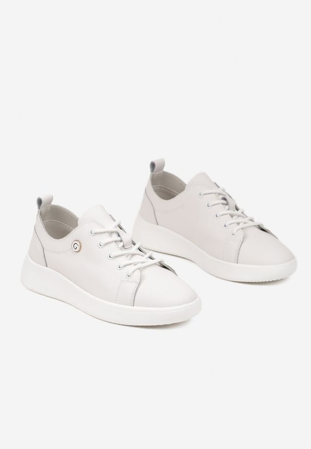 Born2be - Białe Sneakersy ze Skóry Naturalnej z Ozdobną Aplikacją Galotina. Okazja: na co dzień. Nosek buta: okrągły. Kolor: biały. Materiał: skóra. Wzór: aplikacja. Obcas: na obcasie. Wysokość obcasa: niski
