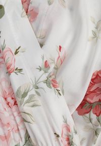 Born2be - Biała Kopertowa Sukienka w Kwiatowy Wzór z Paskiem i Falbanką Thellippe. Okazja: na co dzień. Kolor: biały. Materiał: jeans, wiskoza, materiał, tkanina. Długość rękawa: krótki rękaw. Wzór: kwiaty. Typ sukienki: kopertowe. Styl: casual, elegancki. Długość: maxi #6