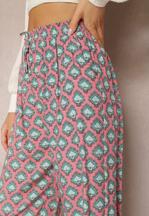 Renee - Różowo-Zielone Szerokie Spodnie z Gumką w Talii z Wiskozy w Mozaikowy Print Wavelette. Okazja: na co dzień. Stan: podwyższony. Kolor: różowy. Materiał: wiskoza. Wzór: nadruk. Styl: elegancki, casual