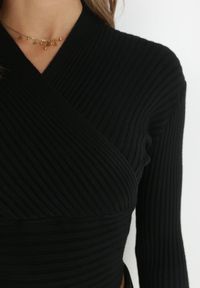 Born2be - Czarny Sweter Kopertowy z Prążkowanej Dzianiny Zaki. Okazja: na co dzień. Kolor: czarny. Materiał: prążkowany, dzianina. Długość rękawa: długi rękaw. Długość: długie. Styl: casual, rockowy, elegancki #3