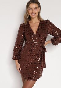 Born2be - Brązowa Kopertowa Sukienka z Wiązaniem Zdobiona Cekinami Wedelessa. Okazja: na sylwestra. Typ kołnierza: dekolt w serek. Kolor: brązowy. Materiał: futro, poliester. Wzór: aplikacja. Typ sukienki: kopertowe. Styl: klasyczny #2