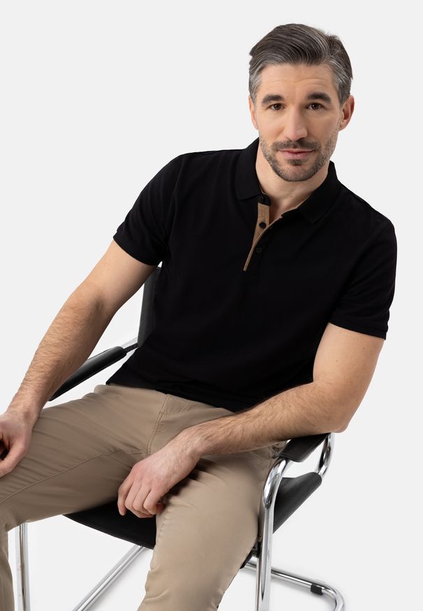 Volcano - Koszulka polo O-MOLTI. Typ kołnierza: polo. Kolekcja: plus size. Kolor: czarny. Materiał: prążkowany, bawełna, skóra, materiał. Długość: krótkie. Wzór: ze splotem. Styl: klasyczny