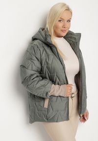 Born2be - Zielona Pikowana Kurtka o Prostym Kroju z Kapturem Tulorisa. Okazja: na co dzień, na spacer. Typ kołnierza: kaptur. Kolekcja: plus size. Kolor: zielony. Materiał: jeans. Wzór: aplikacja. Styl: klasyczny, casual, elegancki #5