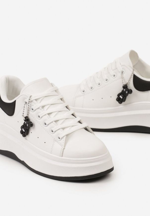 Renee - Biało-Czarne Sneakersy na Platformie z Perforacją z Zawieszką Misia Seelin. Okazja: na co dzień. Kolor: biały. Materiał: dzianina, skóra. Obcas: na platformie. Wysokość obcasa: średni