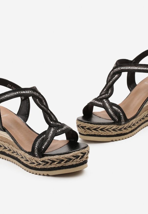 Renee - Czarne Sandały na Podeszwie i Koturnie z Plecionki Ozdobione Cyrkoniami Perallia. Nosek buta: otwarty. Zapięcie: sprzączka. Kolor: czarny. Materiał: skóra, materiał. Wzór: aplikacja. Sezon: lato. Obcas: na koturnie. Wysokość obcasa: średni