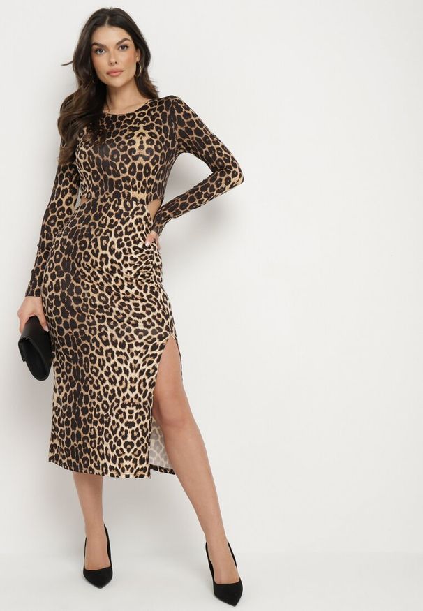 Born2be - Brązowa Taliowana Sukienka w Panterkę z Wycięciami w Talii i Rozcięciem na Dole Larnnie. Kolor: brązowy. Wzór: motyw zwierzęcy. Długość: midi