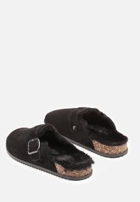 Born2be - Czarne Kapcie Chodaki na Korkowej Podeszwie z Paskiem i Klamrą Aponella. Okazja: do domu. Zapięcie: klamry. Kolor: czarny. Materiał: jeans #6