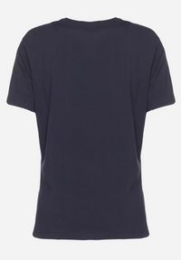 Born2be - Granatowy Bawełniany T-shirt Koszulka z Krótkim Rękawem z Nadrukiem i Cyrkoniami Harlina. Okazja: na co dzień. Kolor: niebieski. Materiał: bawełna. Długość rękawa: krótki rękaw. Długość: krótkie. Wzór: nadruk. Styl: casual, klasyczny #7