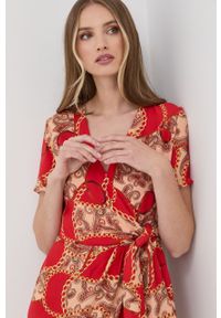 Marciano Guess sukienka kolor czerwony mini rozkloszowana. Kolor: czerwony. Materiał: tkanina. Długość rękawa: krótki rękaw. Typ sukienki: rozkloszowane. Długość: mini #5