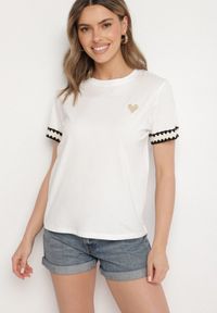 Born2be - Biały T-shirt z Bawełny Ozdobiony Sercem Firiane. Okazja: na co dzień. Kolor: biały. Materiał: bawełna. Wzór: aplikacja. Styl: klasyczny, casual