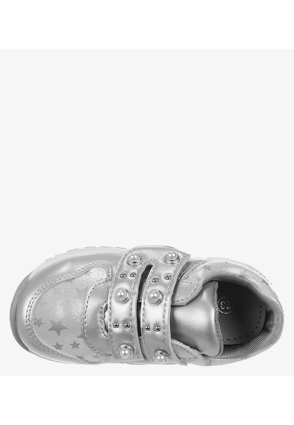Casu - Srebrne buty sportowe z perełkami ze skórzaną wkładką na rzep casu p-270. Zapięcie: rzepy. Kolor: srebrny. Materiał: skóra