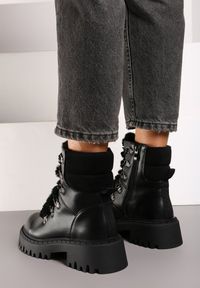 Renee - Czarne Trapery w Casualowym Stylu z Futerkowym Zdobieniem na Języku Taniapea. Okazja: na co dzień. Zapięcie: sznurówki. Kolor: czarny. Materiał: jeans, puch. Szerokość cholewki: normalna. Wzór: aplikacja. Styl: klasyczny, casual, street #3