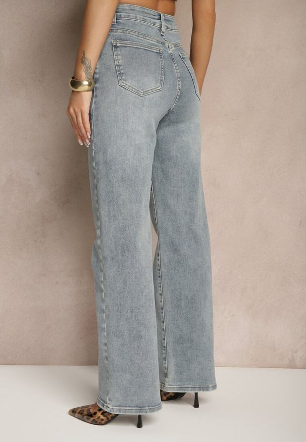 Renee - Jasnoniebieskie Jeansy High Waist o Szerokim Kroju Peiva. Okazja: na co dzień. Stan: podwyższony. Kolor: niebieski. Wzór: aplikacja. Styl: klasyczny, elegancki, casual