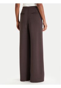 Guess Spodnie dresowe V4YB07 KCAY2 Brązowy Relaxed Fit. Kolor: brązowy. Materiał: syntetyk #4