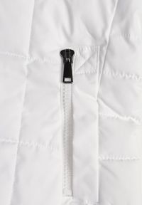 Renee - Biała Kamizelka Ozdobiona Pikowaniem i Odpinanym Kapturem Atoria. Okazja: na co dzień, na spacer. Kolor: biały. Materiał: jeans. Wzór: aplikacja. Styl: casual #7