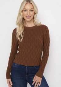 Born2be - Brązowy Klasyczny Sweter z Tłoczonym Zdobieniem Nainea. Kolor: brązowy. Wzór: aplikacja. Sezon: jesień, zima. Styl: klasyczny #5