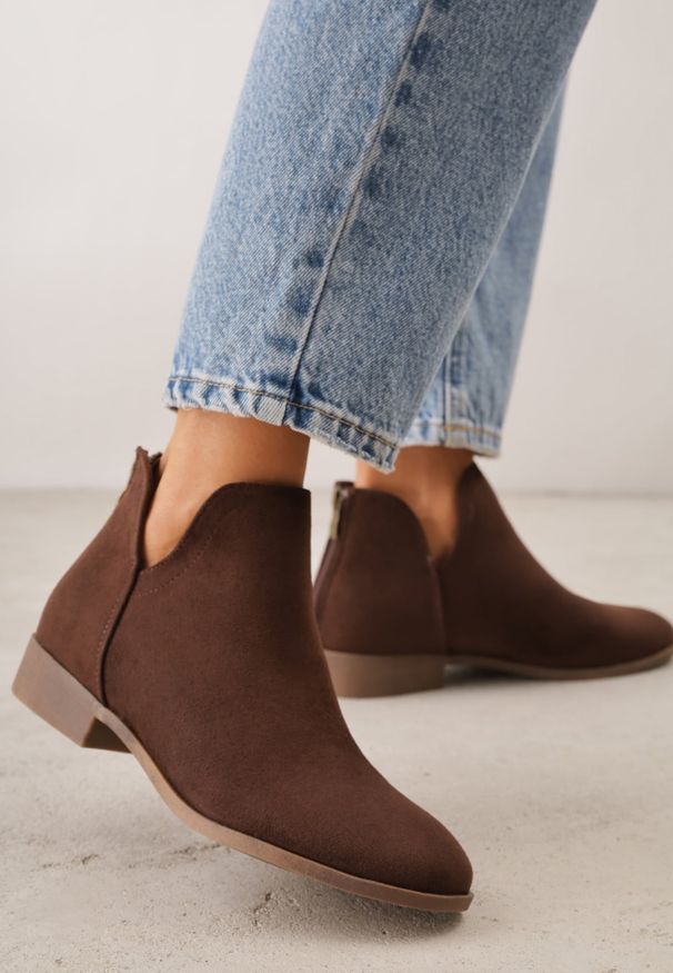 Renee - Brązowe Botki VICES Ozdobione Suwakiem i Wycięciami na Cholewce Fyserira. Okazja: na co dzień. Kolor: brązowy. Materiał: jeans. Szerokość cholewki: normalna. Wzór: aplikacja. Styl: casual