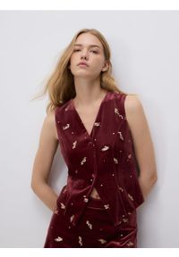 Reserved - Welurowa kamizelka z aplikacją - burgundowy. Kolor: czerwony. Materiał: welur. Wzór: aplikacja #1