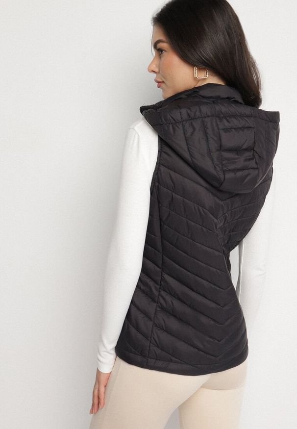 Born2be - Czarna Pikowana Kamizelka z Odpinanym Kapturem i Kieszeniami Ninallia. Okazja: na co dzień. Kolor: czarny. Materiał: jeans. Styl: casual, elegancki, sportowy