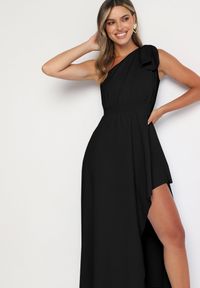 Born2be - Czarna Koktajlowa Asymetryczna Sukienka z Kokardą na Ramieniu Vimarellia. Okazja: na imprezę. Typ kołnierza: kokarda. Kolor: czarny. Typ sukienki: asymetryczne. Styl: wizytowy #5
