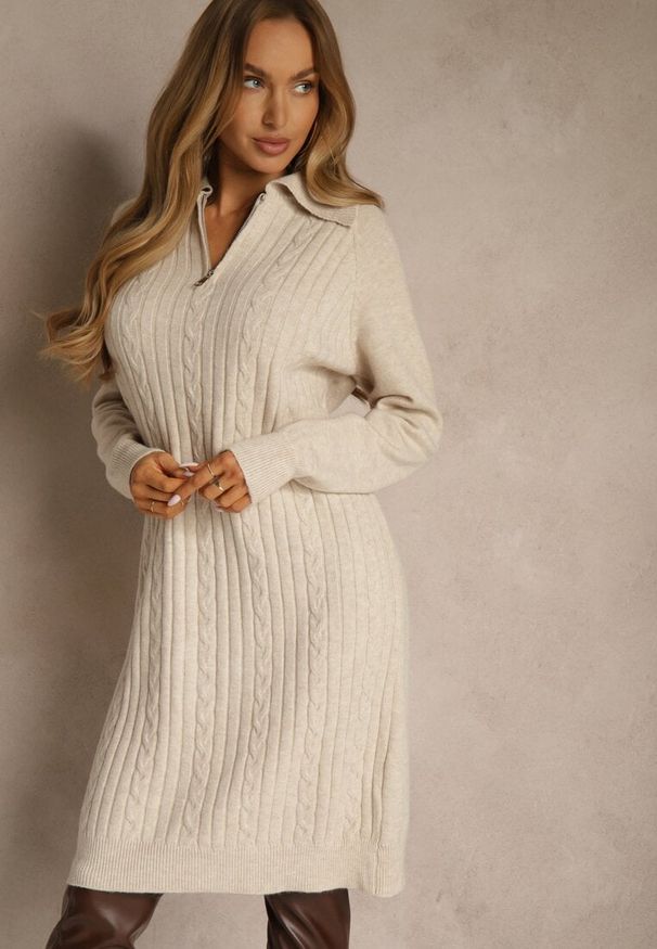 Renee - Jasnobeżowa Sweterkowa Sukienka z Bawełną i Wełną Ozdobiona Suwakiem Reinda. Okazja: na imprezę, na co dzień. Kolor: beżowy. Materiał: wełna, bawełna. Wzór: aplikacja. Typ sukienki: oversize, proste. Styl: casual. Długość: midi