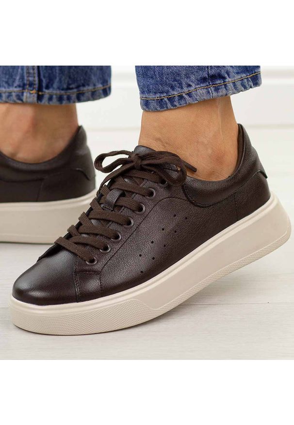 Brązowe skórzane półbuty damskie Cambell 19379. Okazja: na spacer, na co dzień. Zapięcie: sznurówki. Kolor: brązowy. Materiał: skóra. Sezon: wiosna, jesień, lato. Styl: casual, elegancki, klasyczny