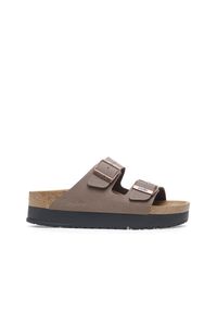 Klapki damskie Birkenstock Papillio Arizona Flex Platform. Zapięcie: klamry. Kolor: brązowy. Materiał: guma, skóra. Obcas: na platformie. Sport: turystyka piesza