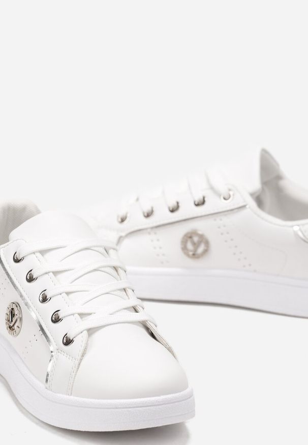 Born2be - Biało-Srebrne Sznurowane Sneakersy na Płaskiej Podeszwie z Ekoskóry Ozdobnymi Wstawkami Armande. Okazja: na co dzień. Kolor: biały. Obcas: na płaskiej podeszwie