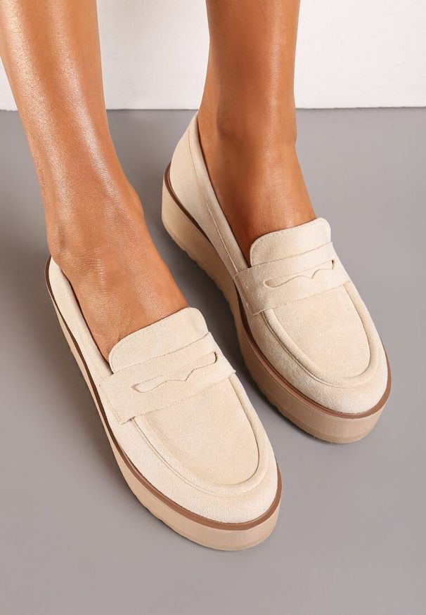 Renee - Beżowe Półbuty w Stylu Mokasynów z Imitacji Zamszu na Platformie Vhisper. Okazja: na co dzień, do pracy. Kolor: beżowy. Materiał: zamsz. Obcas: na platformie. Styl: casual, elegancki