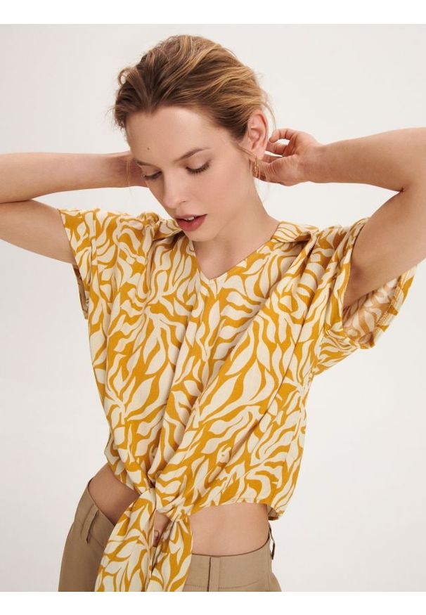 Reserved - Bluzka z wiązaniem - bursztynowy. Kolor: pomarańczowy. Materiał: wiskoza, tkanina. Długość: krótkie