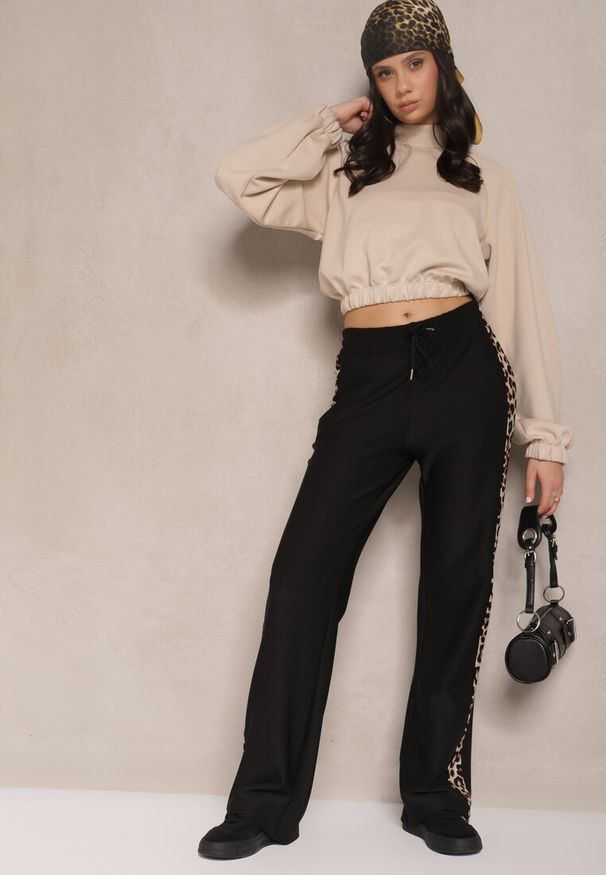 Renee - Beżowa Krótka Bluza ze Stójką Benola. Okazja: na co dzień. Typ kołnierza: kołnierzyk stójkowy. Kolor: beżowy. Materiał: jeans. Długość: krótkie. Styl: elegancki, casual