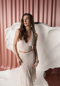 Renee - Beżowy Komplet z Koronki Spódnica i Top z Wiązaniem na Szyi Dainetia. Kolor: beżowy. Materiał: koronka. Wzór: koronka #4