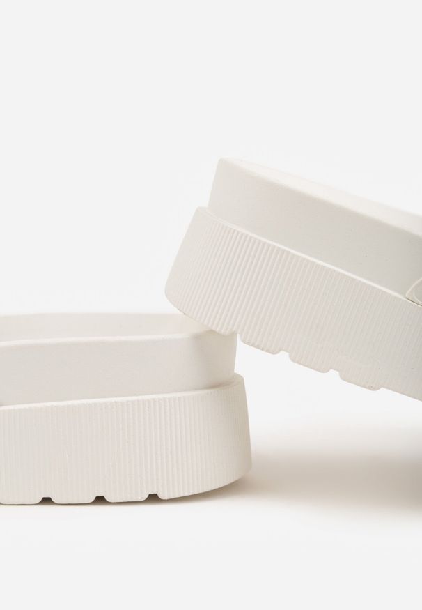 Born2be - Białe Klapki na Grubej Podeszwie z Dwoma Klamrami Xenienne. Okazja: na co dzień. Kolor: biały. Materiał: jeans. Wzór: ażurowy. Styl: casual, klasyczny