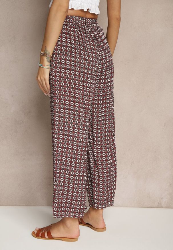 Renee - Czerwono-Szare Spodnie o Szerokim Kroju High Waist z Geometrycznym Wzorem Farisia. Stan: podwyższony. Kolor: szary. Materiał: bawełna. Wzór: geometria. Styl: elegancki