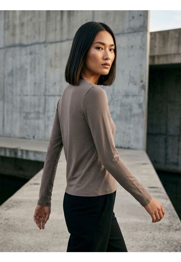 Sinsay - Koszulka poliamidowa z długim rękawem - brązowy. Kolor: brązowy. Materiał: poliamid. Długość rękawa: długi rękaw. Długość: długie