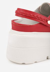 Born2be - Czerwone Sneakersy Vices na Grubej Tłoczonej Podeszwie z Paskiem na Pięcie i Metaliczną Ozdobą Zenfedi. Okazja: na co dzień. Zapięcie: pasek. Kolor: czerwony. Materiał: jeans. Szerokość cholewki: normalna. Wzór: aplikacja #8