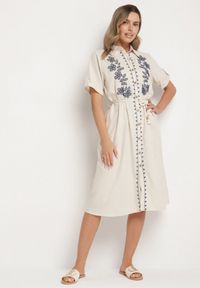 Born2be - Beżowa Bawełniana Sukienka o Koszulowym Kroju Zdobiona Haftem Savidelle. Okazja: na co dzień, na spacer. Kolor: beżowy. Materiał: bawełna. Długość rękawa: krótki rękaw. Wzór: aplikacja, haft. Typ sukienki: koszulowe. Styl: casual, elegancki. Długość: midi #4