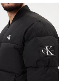 Calvin Klein Jeans Kurtka puchowa J30J324072 Czarny Regular Fit. Kolor: czarny. Materiał: puch, syntetyk
