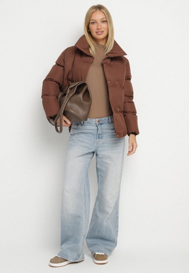 Born2be - Brązowa Kurtka Pikowana z Kołnierzem Beatsarda. Kolor: brązowy. Długość rękawa: długi rękaw. Długość: długie. Wzór: aplikacja